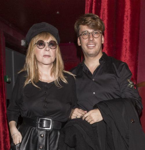 Алла Пугачева дети. Супруг Примадонны решил с юмором отнестись к ажиотажу вокруг темы коронавируса. Галкин опубликовал забавное видео, на котором маленькие Лиза и Гарри проводят «магический» ритуал по изгнанию болезни. Поклонники оценили желание звездной семьи разрядить гнетующую обстановку.