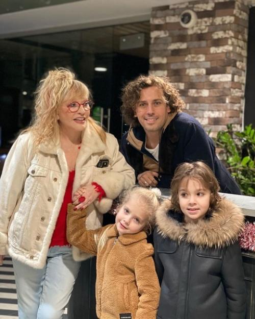 Алла Пугачева дети. Супруг Примадонны решил с юмором отнестись к ажиотажу вокруг темы коронавируса. Галкин опубликовал забавное видео, на котором маленькие Лиза и Гарри проводят «магический» ритуал по изгнанию болезни. Поклонники оценили желание звездной семьи разрядить гнетующую обстановку.