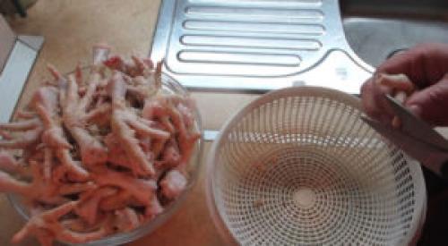 Чем вреден холодец из куриных лапок. Чем полезны куриные лапки и как их вкусно приготовить