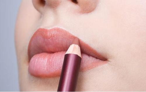 Цвет помады для женщины з.  Как правильно красить губы после 50: советы визажистов