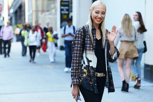 С чем носить рубашку красную. Как стильно носить красные блузки и рубашки 04