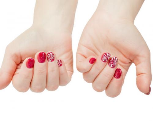 Инициалы на ногтях. Нежно и женственно