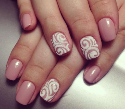 Инициалы на ногтях. Нежно и женственно