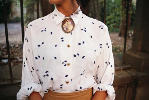 Как добавить аксессуары к наряду с мужской рубашкой. Какую бижутерию надеть с рубашкой