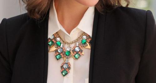 Как добавить аксессуары к наряду с мужской рубашкой. Какую бижутерию надеть с рубашкой