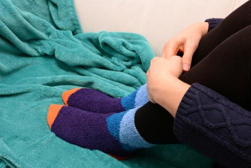 Почему нужно спать в мокрых носках и как правильно это делать. Если потекли сопли, сразу надеваю мокрые носки на ночь. Чем это помогает 06