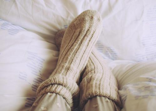 Почему нужно спать в мокрых носках и как правильно это делать. Если потекли сопли, сразу надеваю мокрые носки на ночь. Чем это помогает 01