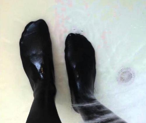 Почему нужно спать в мокрых носках и как правильно это делать. Если потекли сопли, сразу надеваю мокрые носки на ночь. Чем это помогает 02