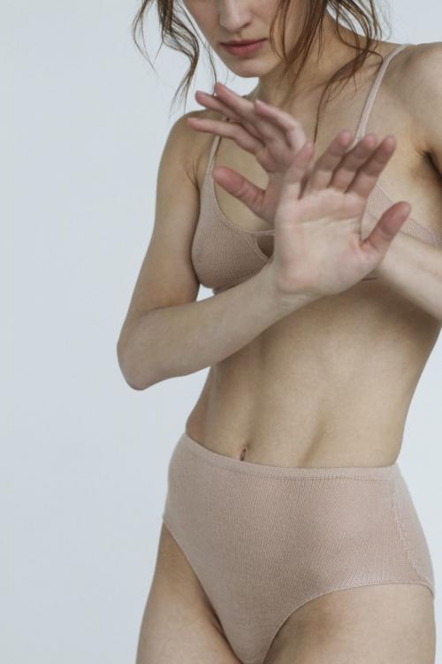 Теплые вязаные платья 2025: тенденции и нововведения 06