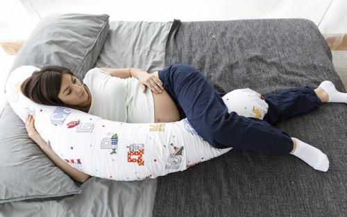 Зачем подушка между ног во время сна. Почему ночью лучше спать с подушечкой между ног? 05 Зачем подушка между ног во время сна. Почему ночью лучше спать с подушечкой между ног? 05