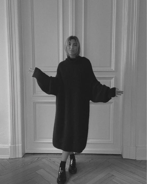 Какие стили одежды наиболее сочетаются с вязаным платьем. Самые красивые вязаные платья и способы их сочетания в 2025 году