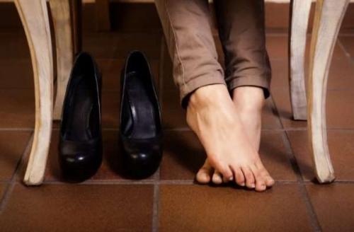 Как размягчить пятку в зимних сапогах. Как размягчить обувь, чтобы не натирала сзади мозоль, туфли не хочется выбрасывать?