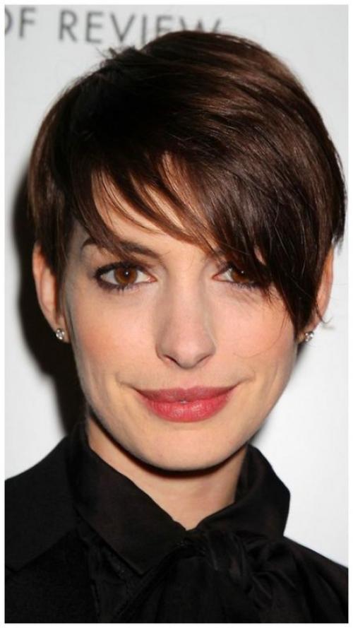 Как сделать коротко-удлинённую стрижку более женственной. Женственность с короткими волосами: особенности стиля