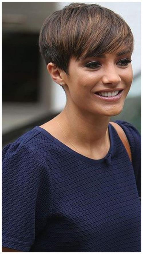 Как сделать коротко-удлинённую стрижку более женственной. Женственность с короткими волосами: особенности стиля