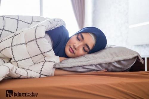 Почему нельзя спать в носках в исламе. Какой сон калечит?