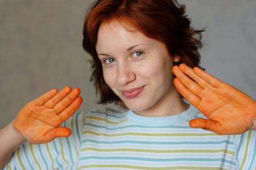 Как удалить краску для волос с рук. Выведение следов от химической краски