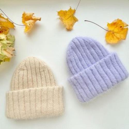 Объемная шапка спицами для женщин 40 лет. Простая шапка спицами с отворотом 16