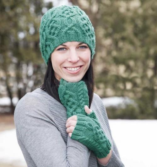 Объемная шапка спицами для женщин 40 лет. Простая шапка спицами с отворотом 11