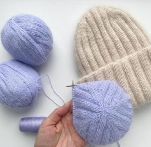 Объемная шапка спицами для женщин 40 лет. Простая шапка спицами с отворотом 17