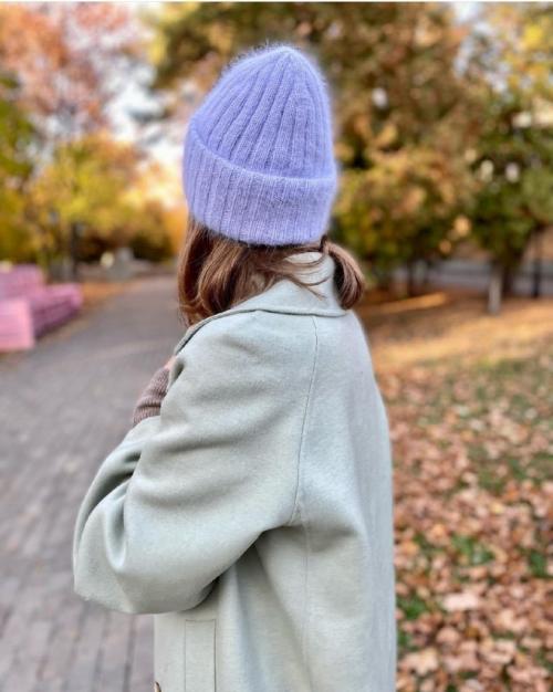 Объемная шапка спицами для женщин 40 лет. Простая шапка спицами с отворотом 15