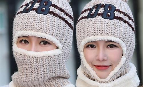 Как подобрать шапку по форме лица женщине посл.  С пуховиком 27