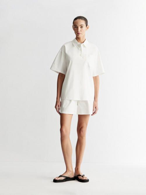 Какие модные тенденции в футболках для девушек актуальны в этом сезоне. Модные футболки — 2024