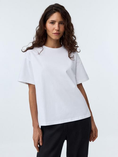 Какие модные тенденции в футболках для девушек актуальны в этом сезоне. Модные футболки — 2024