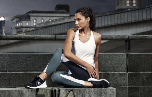 Модные футболки для девушек: что носить в этом сезоне 06