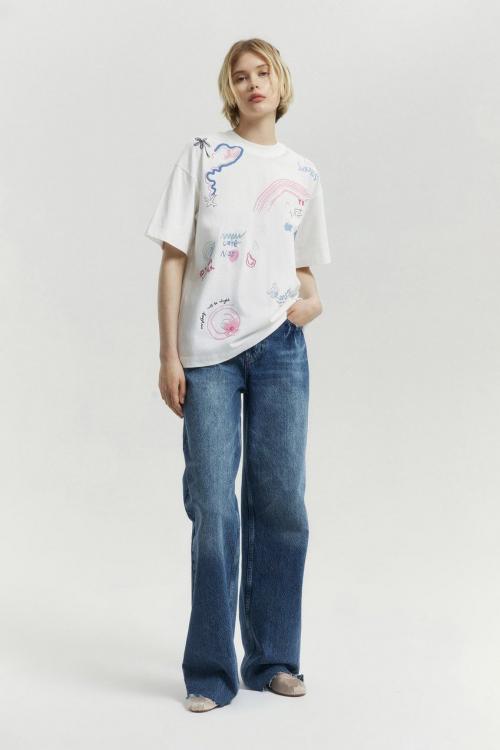 Какие модные тенденции в футболках для девушек актуальны в этом сезоне. Модные футболки — 2024