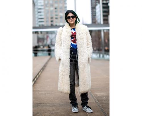 Как носить футболку в холодное время года. С чем носить легкую футболку зимой