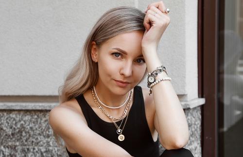 Какие аксессуары помогут сделать образ в футболке более женственным. Спроси стилиста: как сделать casual более женственным