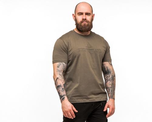 Можно ли носить майки в холодное время года и с чем. Нужна ли мужская футболка в демисезонном и зимнем гардеробе