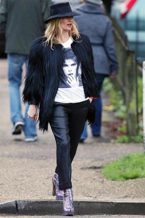 С чем носить футболку на вечеринку. 8 модных комбинаций с рок-футболкой