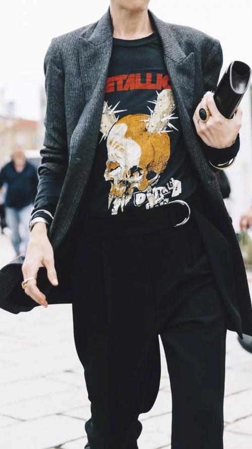 С чем носить футболку на вечеринку. 8 модных комбинаций с рок-футболкой