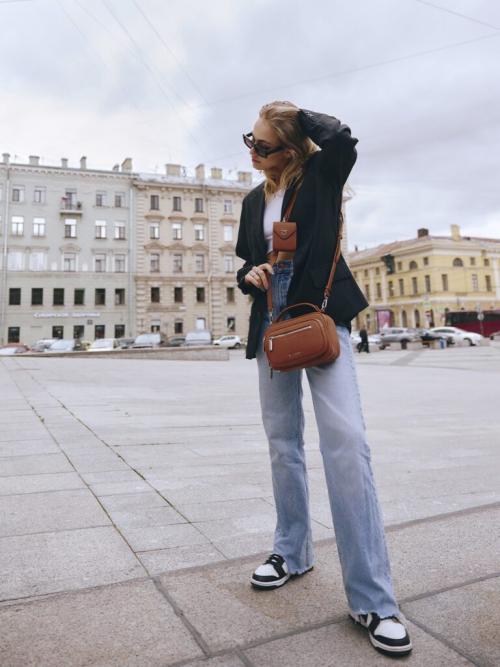 Какие аксессуары лучше всего сочетаются с оверсайз футболкой. Оверсайз в одежде