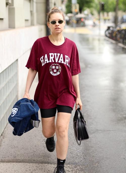 Как превратить оверсайз футболку в платье. Носите футболку большого размера, как платье | 3 симпатичных идеи стиля, которые стоит попробовать