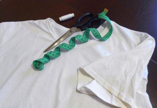 Современные способы стильного ношения мужской футболки женщинами 01 Современные способы стильного ношения мужской футболки женщинами 01