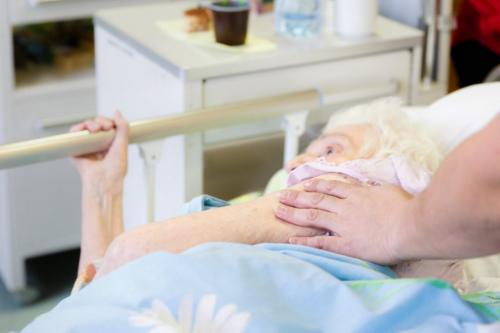 Как ухаживать за больной девушкой. Без общения больной страдает