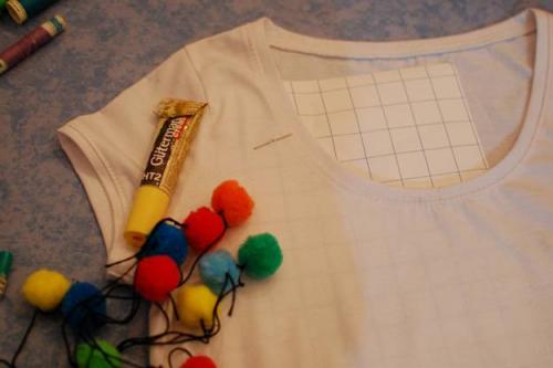 Можно ли использовать дополнительные аксессуары для украшения завязанной футболки. Как своими руками украсить футболку, идеи и полезные советы