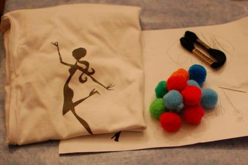 Можно ли использовать дополнительные аксессуары для украшения завязанной футболки. Как своими руками украсить футболку, идеи и полезные советы