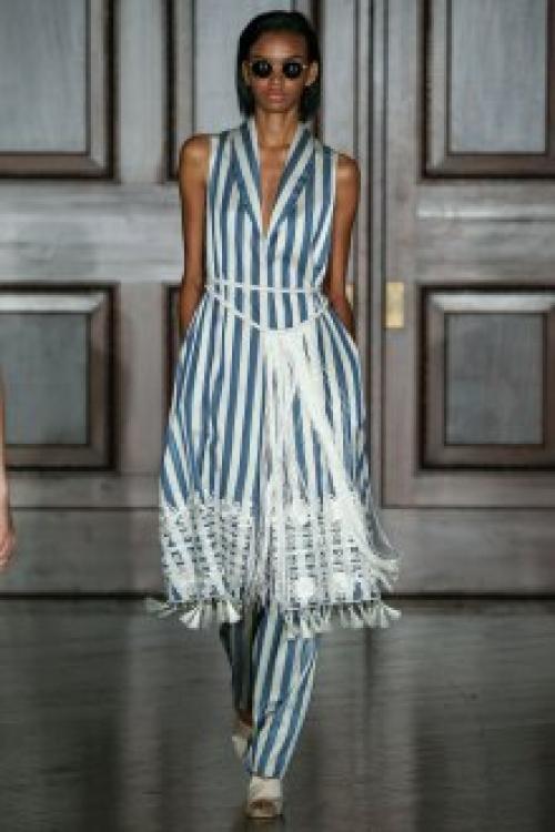 Фасоны летних платьев из штапеля для женщин 50 лет. Актуальные цвета и декор