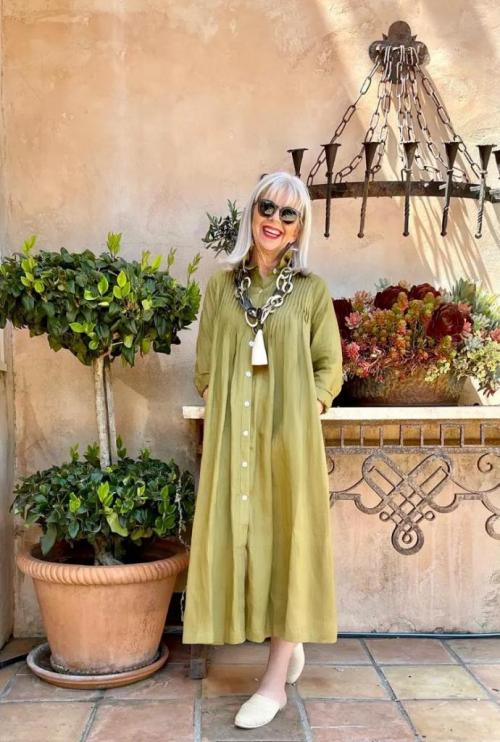 Какие платья для женщин за 50 будут в моде в 2023 году. Трендовые платья на весну-лето 2023: какие из них будут идеально смотреться на женщине за 50 08