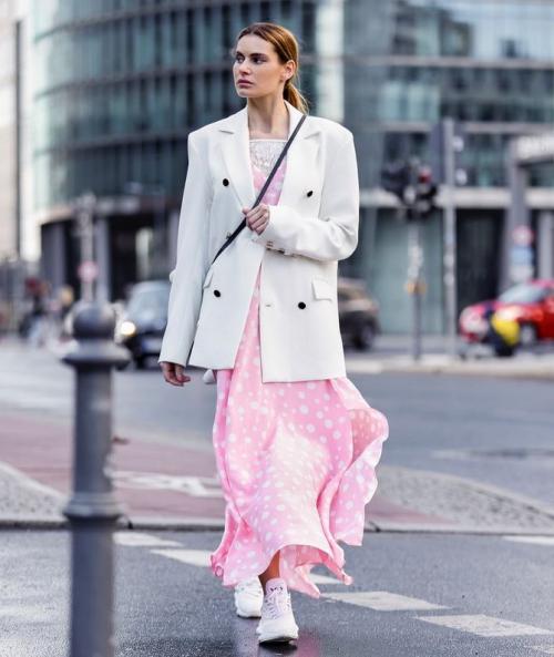 Как сочетать летние платья с осенними аксессуарами. Как сочетать летнюю одежду в осенних образах: простые варианты