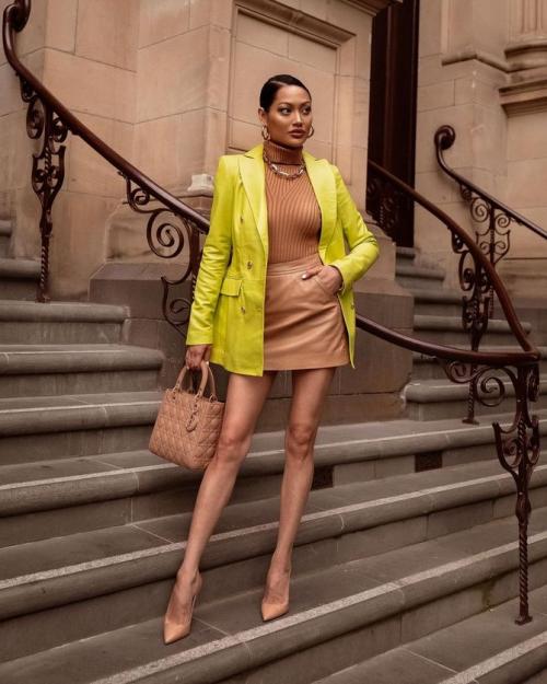 Как сочетать летние платья с осенними аксессуарами. Как сочетать летнюю одежду в осенних образах: простые варианты