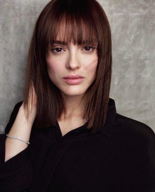 Женские стрижки с челкой 2022. Красивые и модные стрижки с челкой на средние волосы в 2022 году