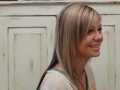 Стрижки с косой челкой на средние волосы. Оригинальные и женственные стрижки на средние волосы с косой челкой