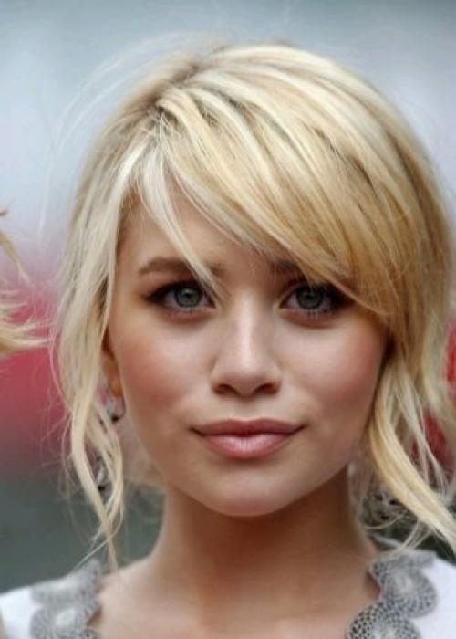 Прямые стрижки с косой челкой. Популярные стрижки с косой челкой 27 Прямые стрижки с косой челкой. Популярные стрижки с косой челкой 27