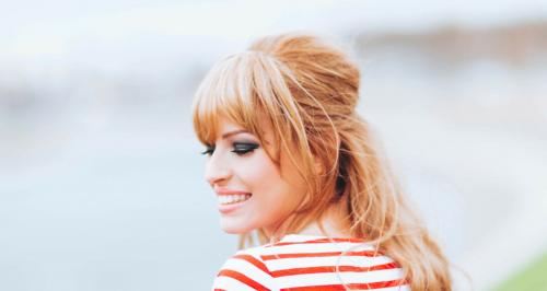 Прическа с прямыми волосами и начесом. Прически с начесом: словно 60-е вернулись!