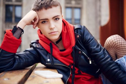 Прямая челка короткая. Кому подойдет короткая челка