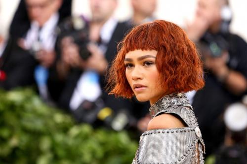 Прямая челка короткая. Кому подойдет короткая челка